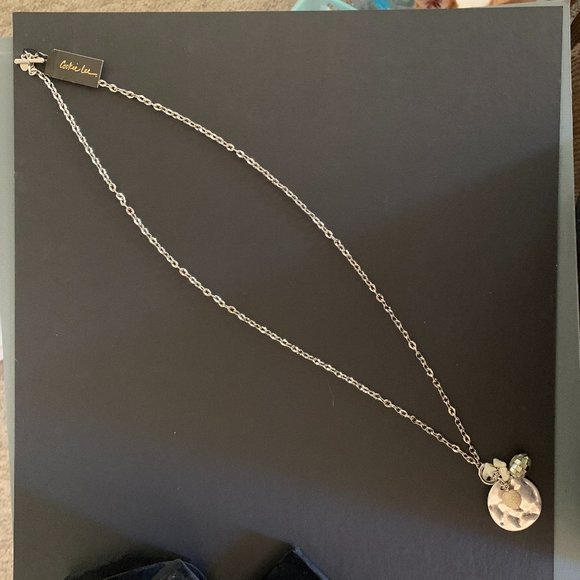 Shell and Raffia Necklace - Picture 5 of 6